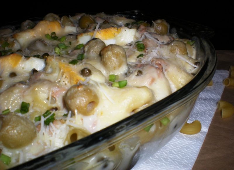 Zapiekanka makaronowa pod pieprzowym beszamelem Zapiekanka makaronowa pod pieprzowym beszamelem