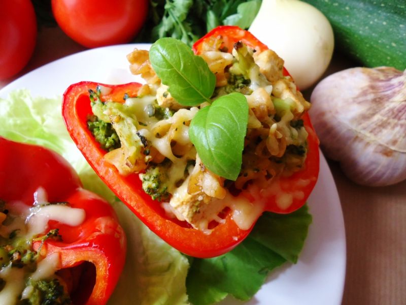 Zapiekanka makaronowa w czerwonej papryce  Zapiekanka makaronowa w czerwonej papryce