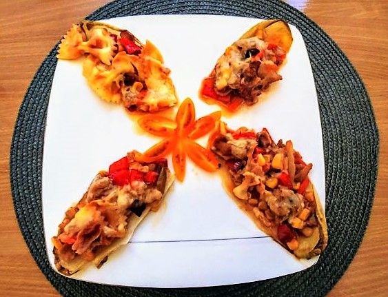 Zapiekanka makaronowa w łódkach cykorii