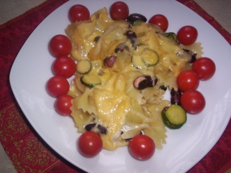 Zapiekanka makaronowa z boczkiem i cukinią Zapiekanka makaronowa z boczkiem i cukinią