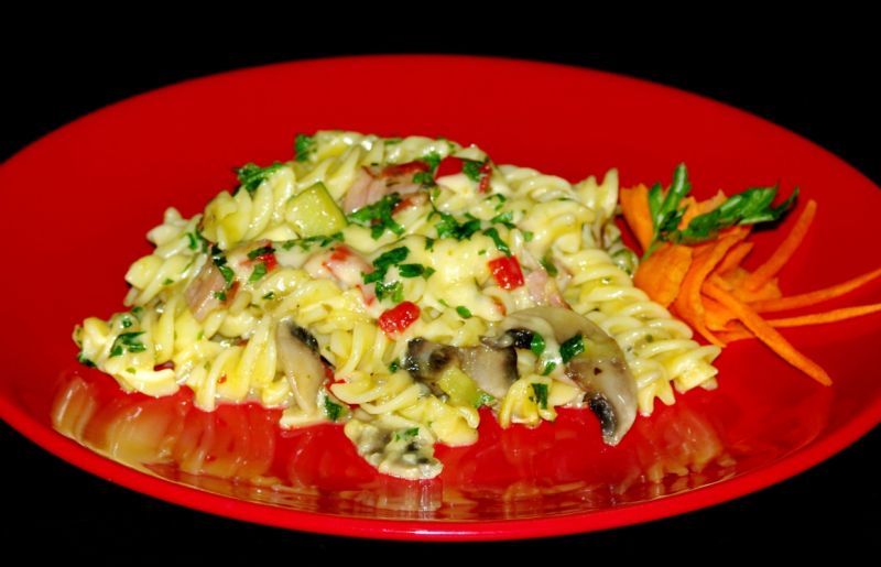 Zapiekanka makaronowa z boczkiem i warzywami