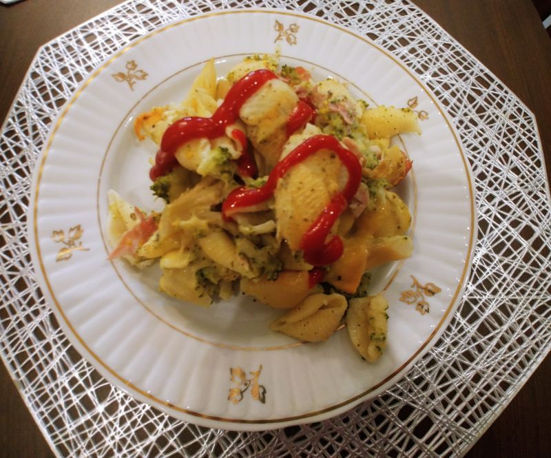 Zapiekanka makaronowa z brokułami i szynką