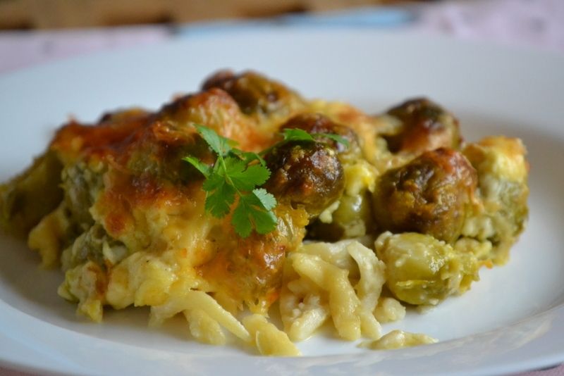 Zapiekanka makaronowa z brukselką  Zapiekanka makaronowa z brukselką