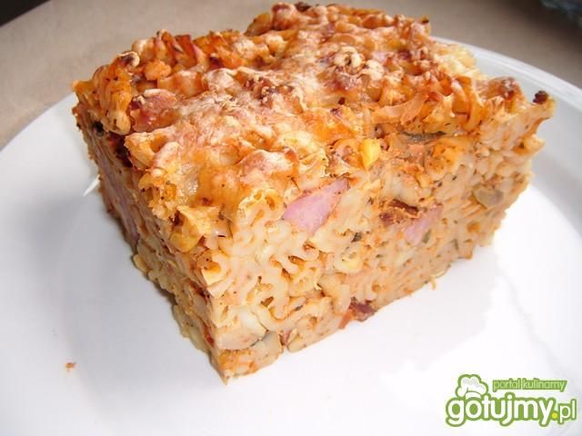 Zapiekanka makaronowa z kiełbasą Zapiekanka makaronowa z kiełbasą