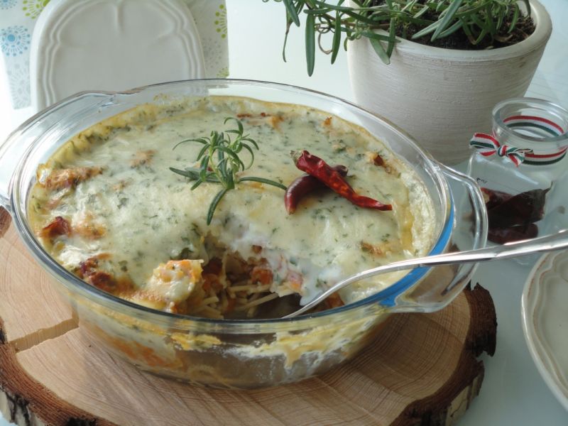 Zapiekanka makaronowa z kurczakiem Zapiekanka makaronowa z kurczakiem