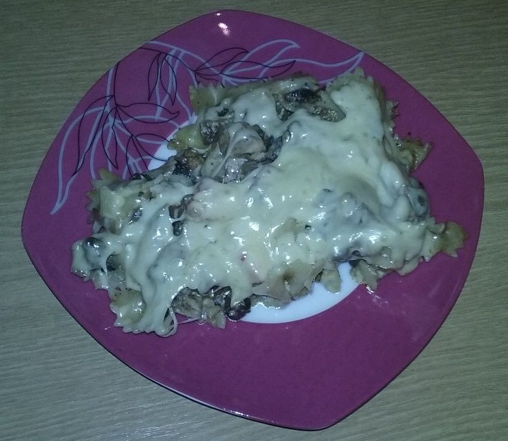 Zapiekanka makaronowa z kurczakiem i pieczarkami