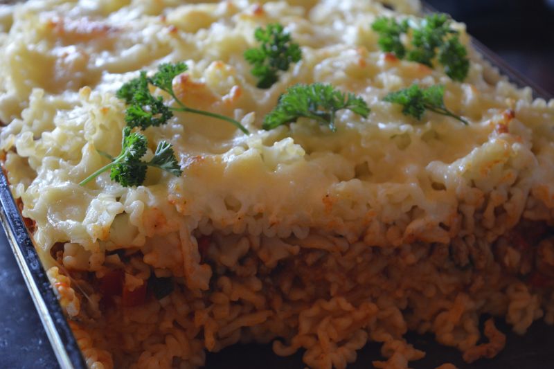 Zapiekanka makaronowa z mięsem i warzywami