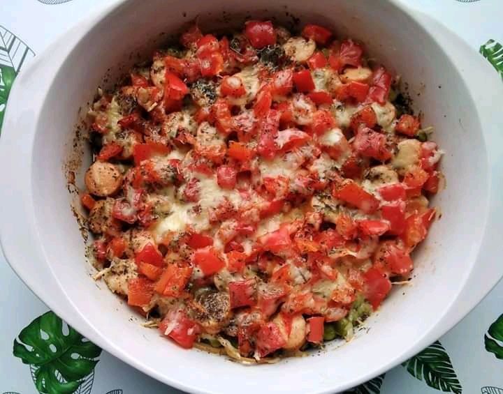 Zapiekanka makaronowa z parówkami, papryką, groszk Zapiekanka makaronowa z parówkami, papryką, groszk