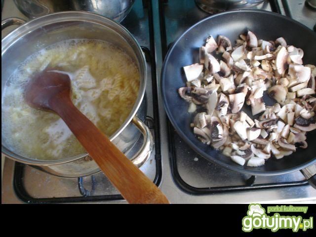 Zapiekanka makaronowa z pieczarkami. Zapiekanka makaronowa z pieczarkami.