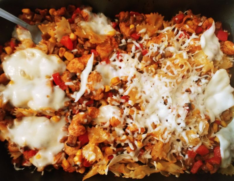 Zapiekanka makaronowa z piersią z kurczaka 