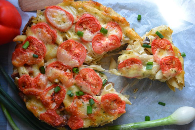 Zapiekanka makaronowa z pomidorami i mozzarellą