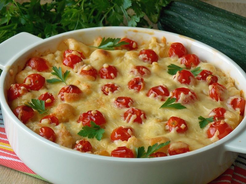 Zapiekanka makaronowa z rybą i cukinią 
