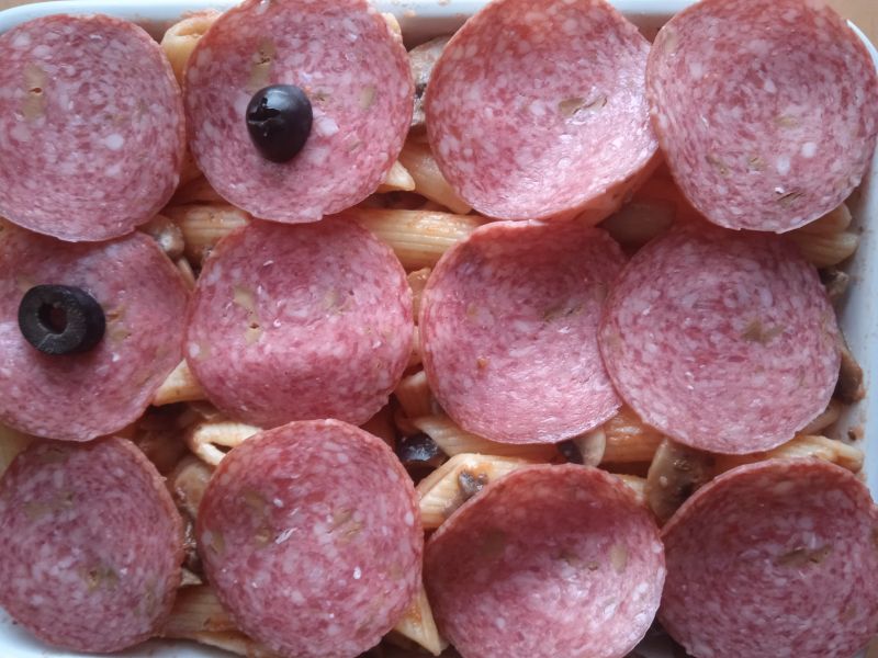 Zapiekanka makaronowa z salami