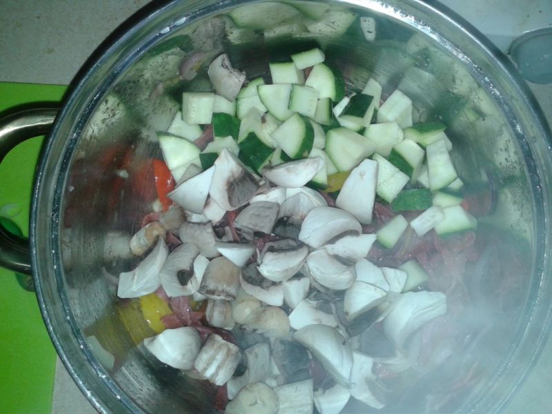 Zapiekanka makaronowa z salami i warzywami