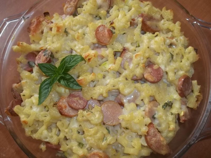 Zapiekanka makaronowa z serem i parówkami Zapiekanka makaronowa z serem i parówkami