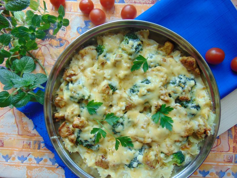 Zapiekanka makaronowa z sosem serowym 