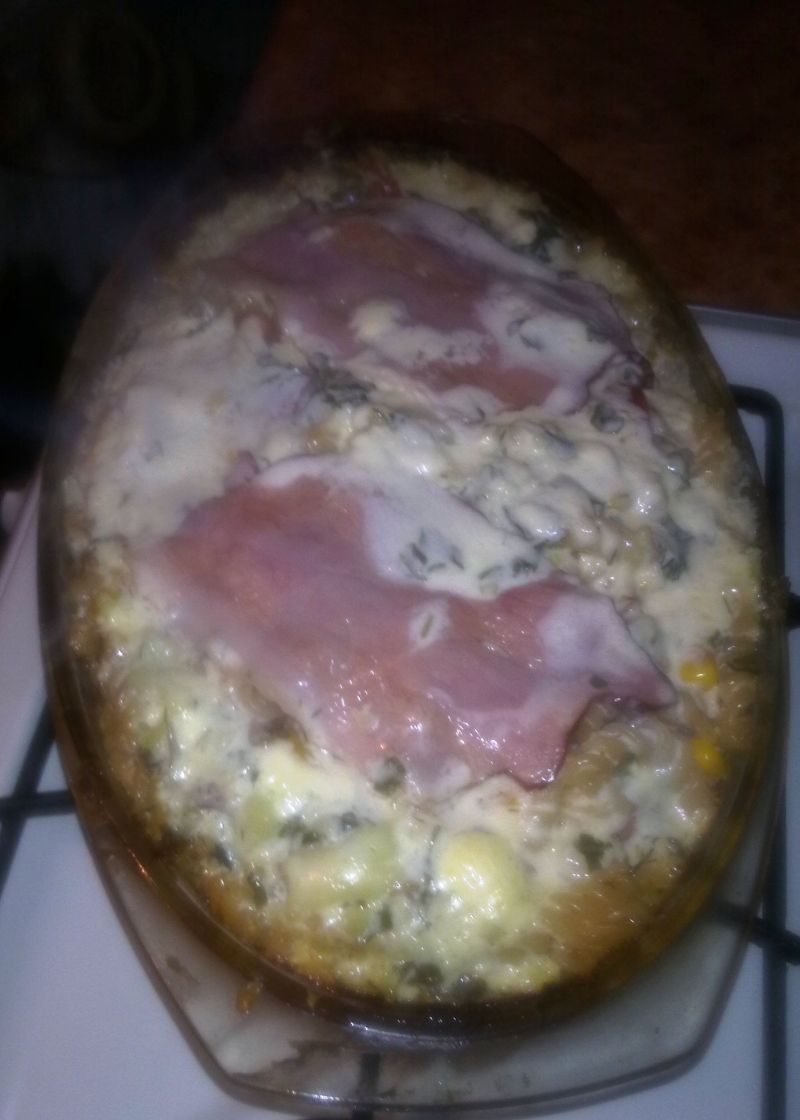 Zapiekanka makaronowa z szynką.