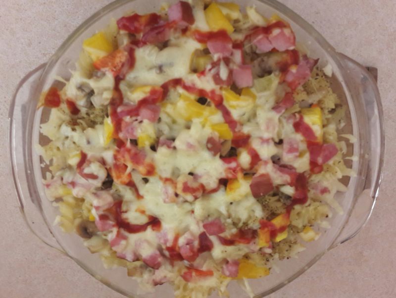 Zapiekanka makaronowa z szynką i pieczarkami Zapiekanka makaronowa z szynką i pieczarkami