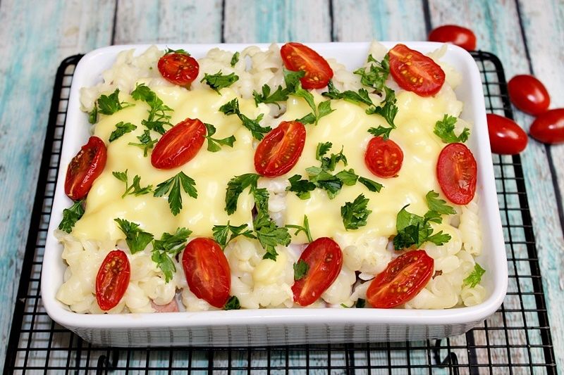 Zapiekanka makaronowa z szynką i serkiem topionym
