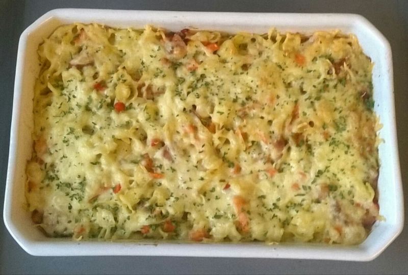 Zapiekanka makaronowa z warzywami i wędliną Zapiekanka makaronowa z warzywami i wędliną