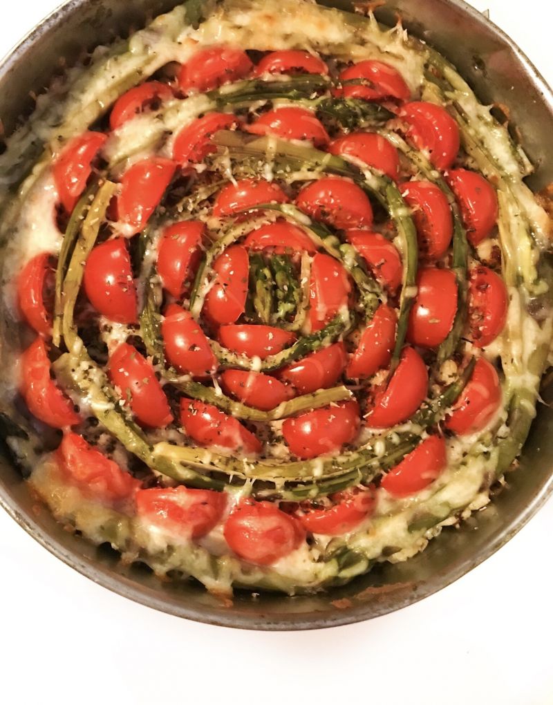 Zapiekanka makaronowa ze szparagami i pomidorkami 