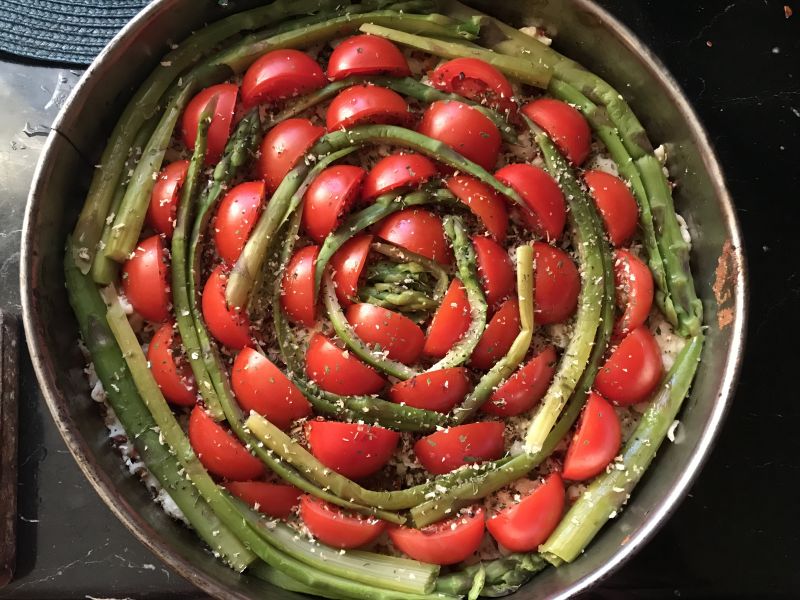Zapiekanka makaronowa ze szparagami i pomidorkami 