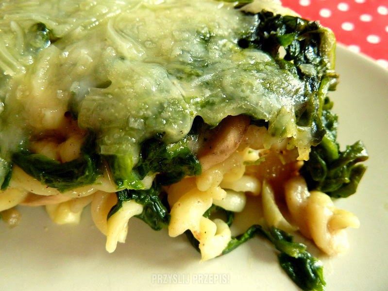 Zapiekanka makaronowa ze szpinakiem i pieczarkami 