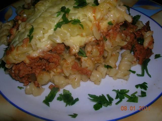 zapiekanka makaronowo-mięsna z serem