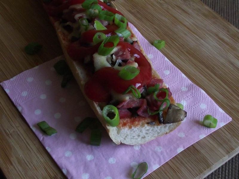 Zapiekanka na bagietce z pieczarkami i krakowską 