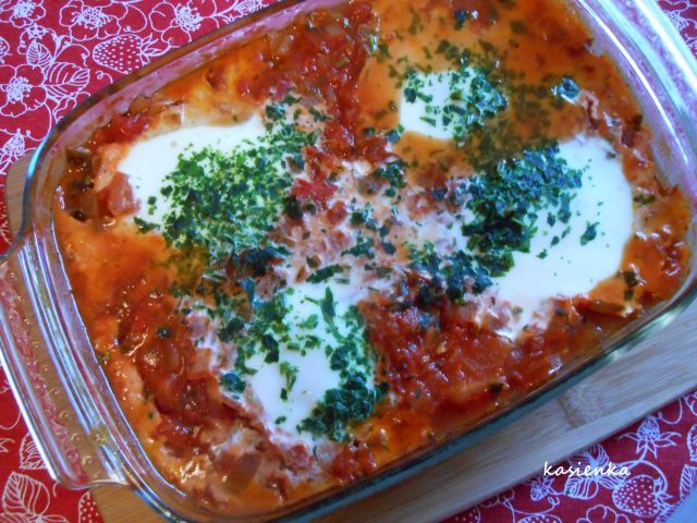 Zapiekanka na bazie bakłażana i pomidorów z jajkam