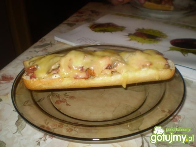 Zapiekanka na bułce Zapiekanka na bułce