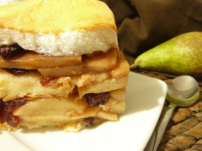 Zapiekanka na bułkach z gruszkami, żurawiną i bezą