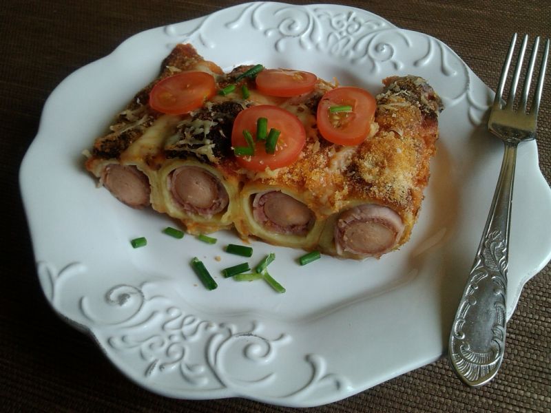 Zapiekanka naleśnikowa z parówką i sosem  Zapiekanka naleśnikowa z parówką i sosem