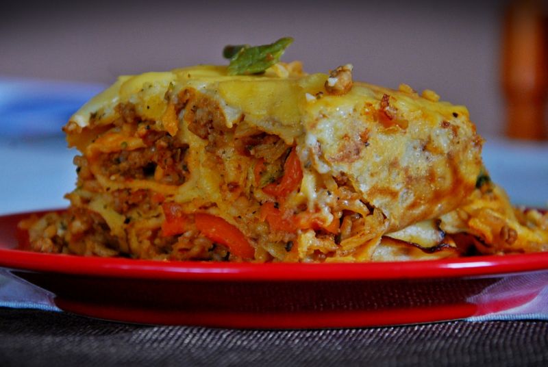 Zapiekanka naleśnikowa z ryżem, warzywami i mięsem