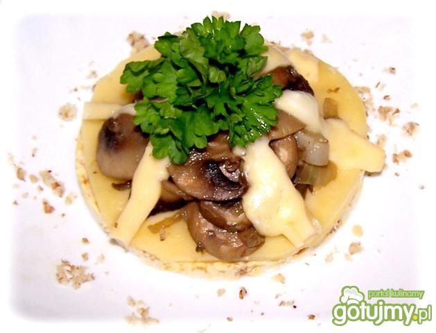 Zapiekanka pieczarkowa na waflu ryżowym.