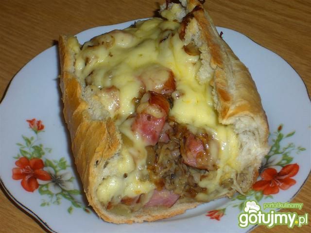 Zapiekanka w bułce paryskiej