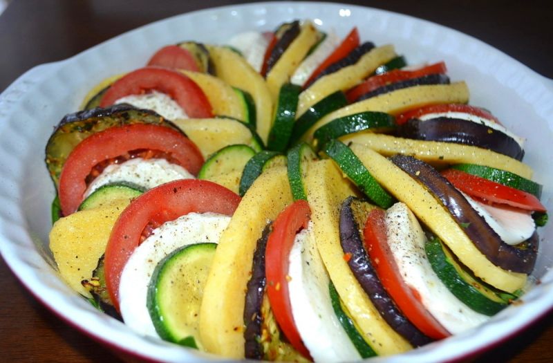 Zapiekanka warzywna z polentą i mozzarellą Zapiekanka warzywna z polentą i mozzarellą