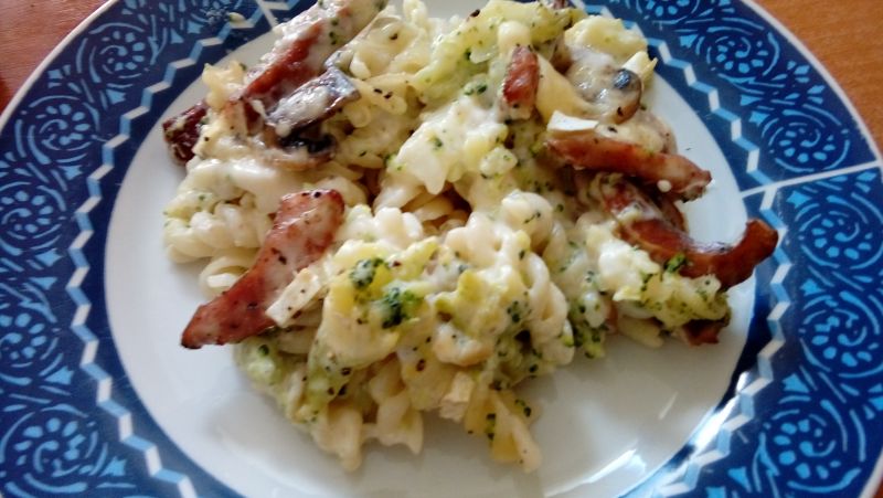 Zapiekanka z brokułem i kiełbasą