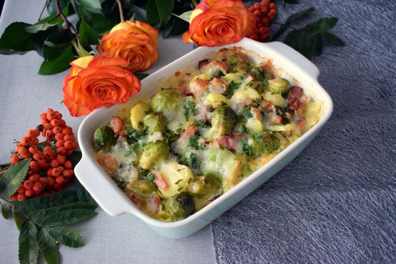 Zapiekanka z brukselki, ziemniaków i boczku
