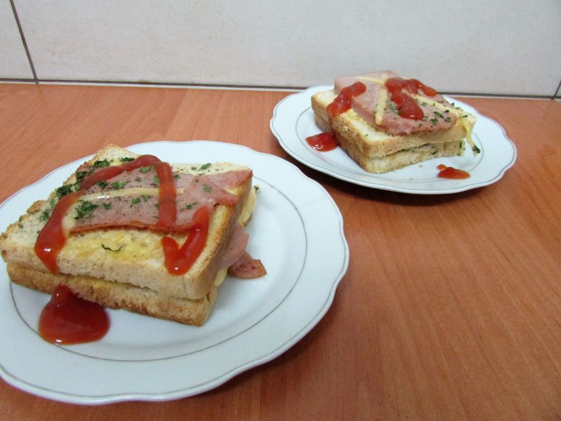 Zapiekanka z chleba tostowego Zapiekanka z chleba tostowego