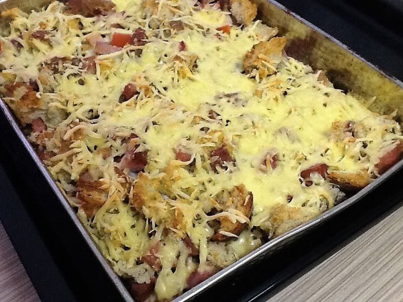 Zapiekanka z chlebem, pomidorem i kiełbasą