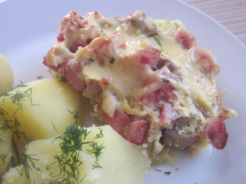 Zapiekanka z cukinią i kiełbasą podana z młodymi z