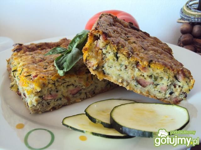 Zapiekanka z cukinii z wędzoną kiełbasą  Zapiekanka z cukinii z wędzoną kiełbasą