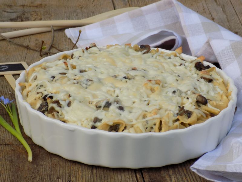 Zapiekanka z domowego makaronu i pieczarek Zapiekanka z domowego makaronu i pieczarek