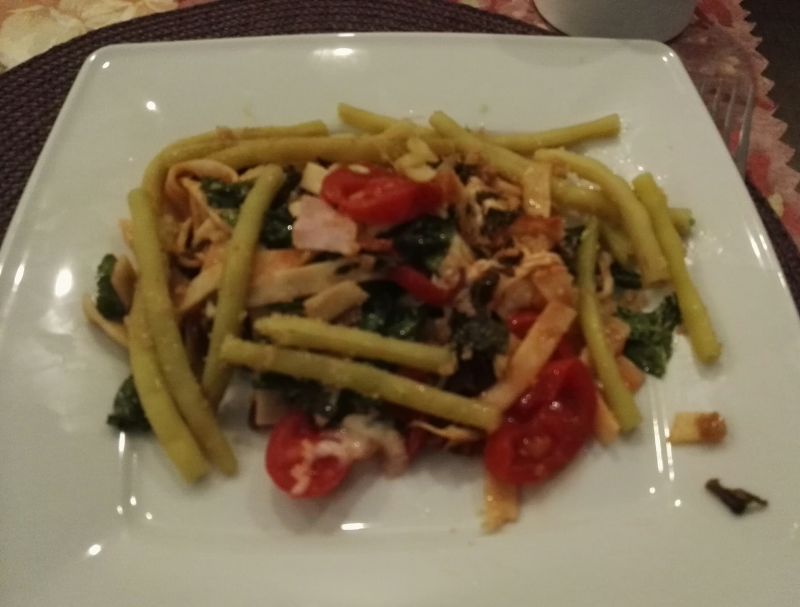 Zapiekanka z fasolką, jarmużem i pomidorami