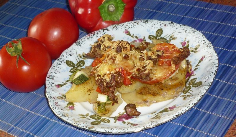 Zapiekanka z gyrosem, pomidorem i ziemniakami