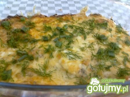 Zapiekanka z kiełbasą i warzywami.