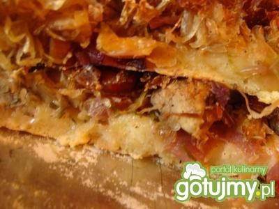 Zapiekanka z kiszoną kapustą i kabanosem Zapiekanka z kiszoną kapustą i kabanosem