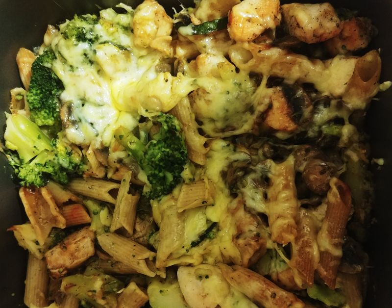 Zapiekanka z kurczakiem, brokułami i pieczarkami