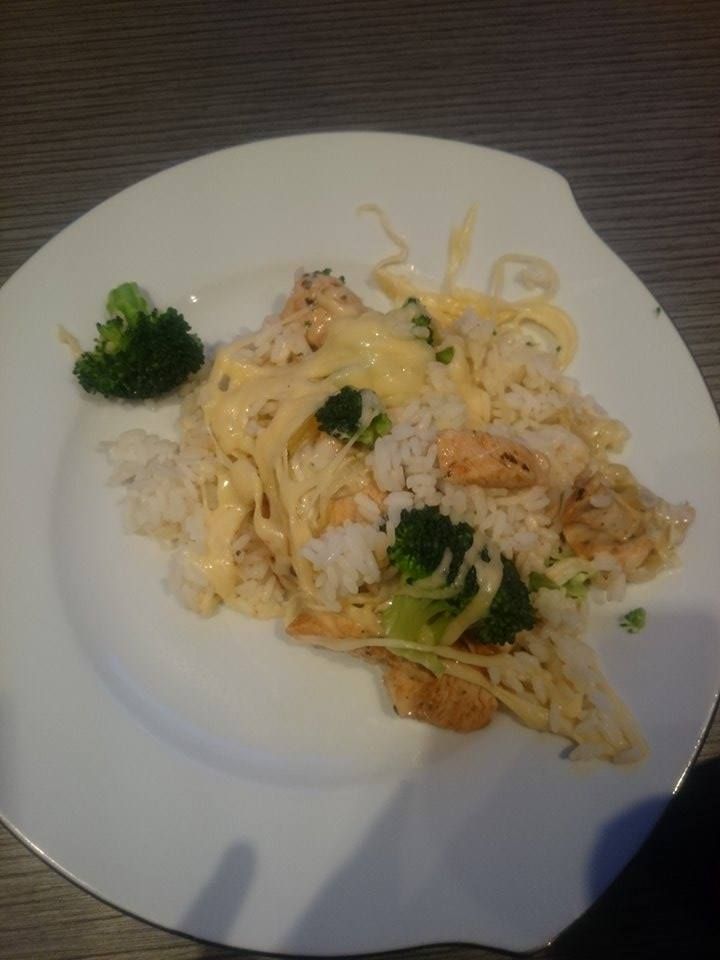 zapiekanka z kurczakiem i brokułem. zapiekanka z kurczakiem i brokułem.